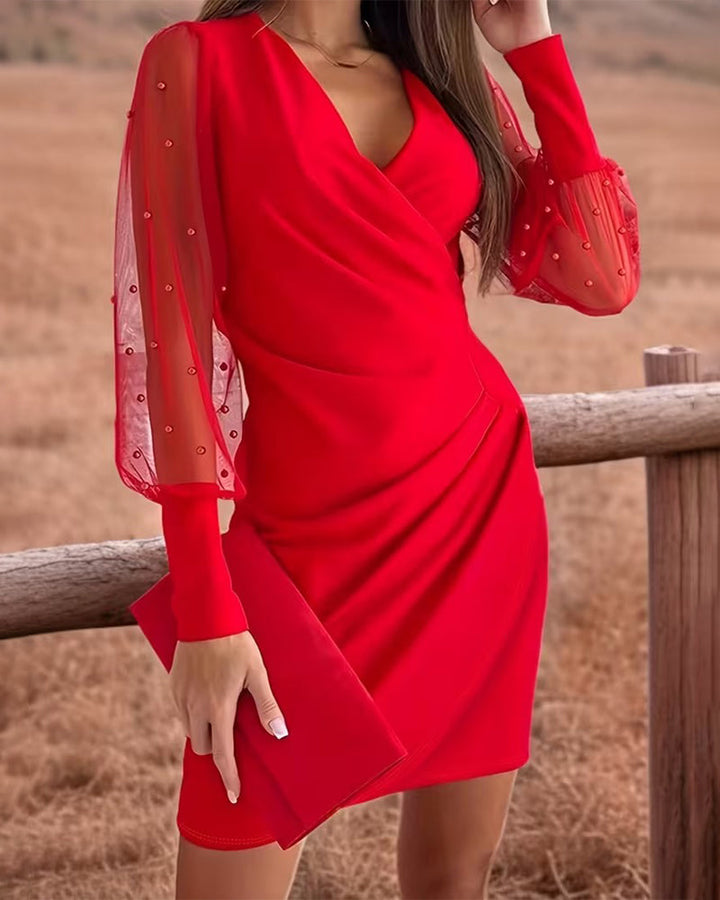 Sukienka z siateczki z dekoltem w serek i modnym patchworkiem 